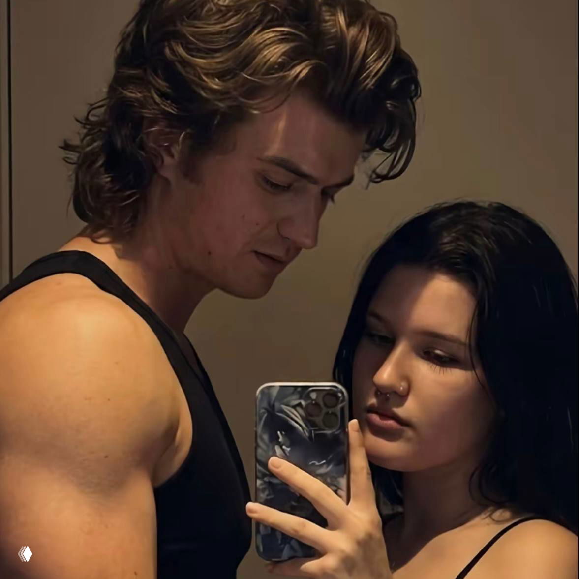 Зеркальное селфи пары: женщина держит телефон, мужчина стоит рядом и слегка прислоняется — интимный домашний кадр в мягком освещении.