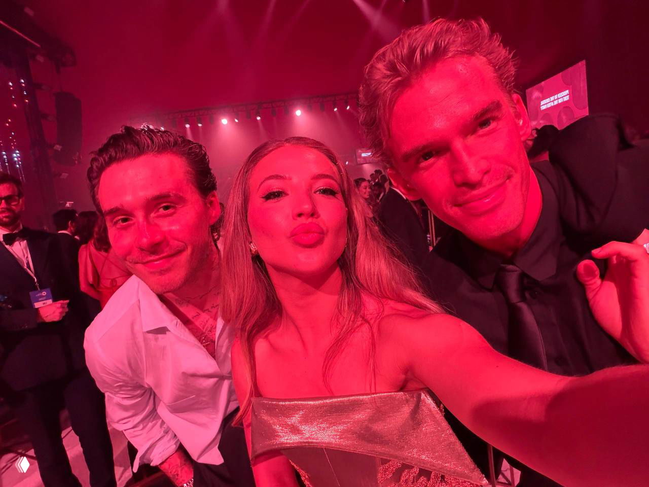 Селфи Ани Покров с семьёй Бэкхэмов на афтерпати