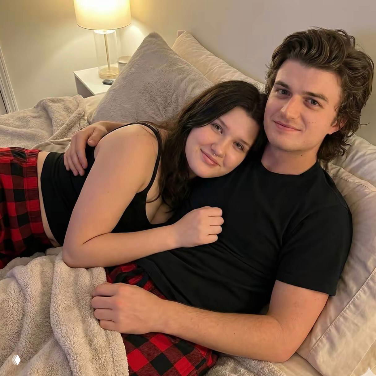 Домашний кадр: мужчина без рубашки обнимает женщину на диване; бытовая сцена, стилизованная под романтическое фото пары.