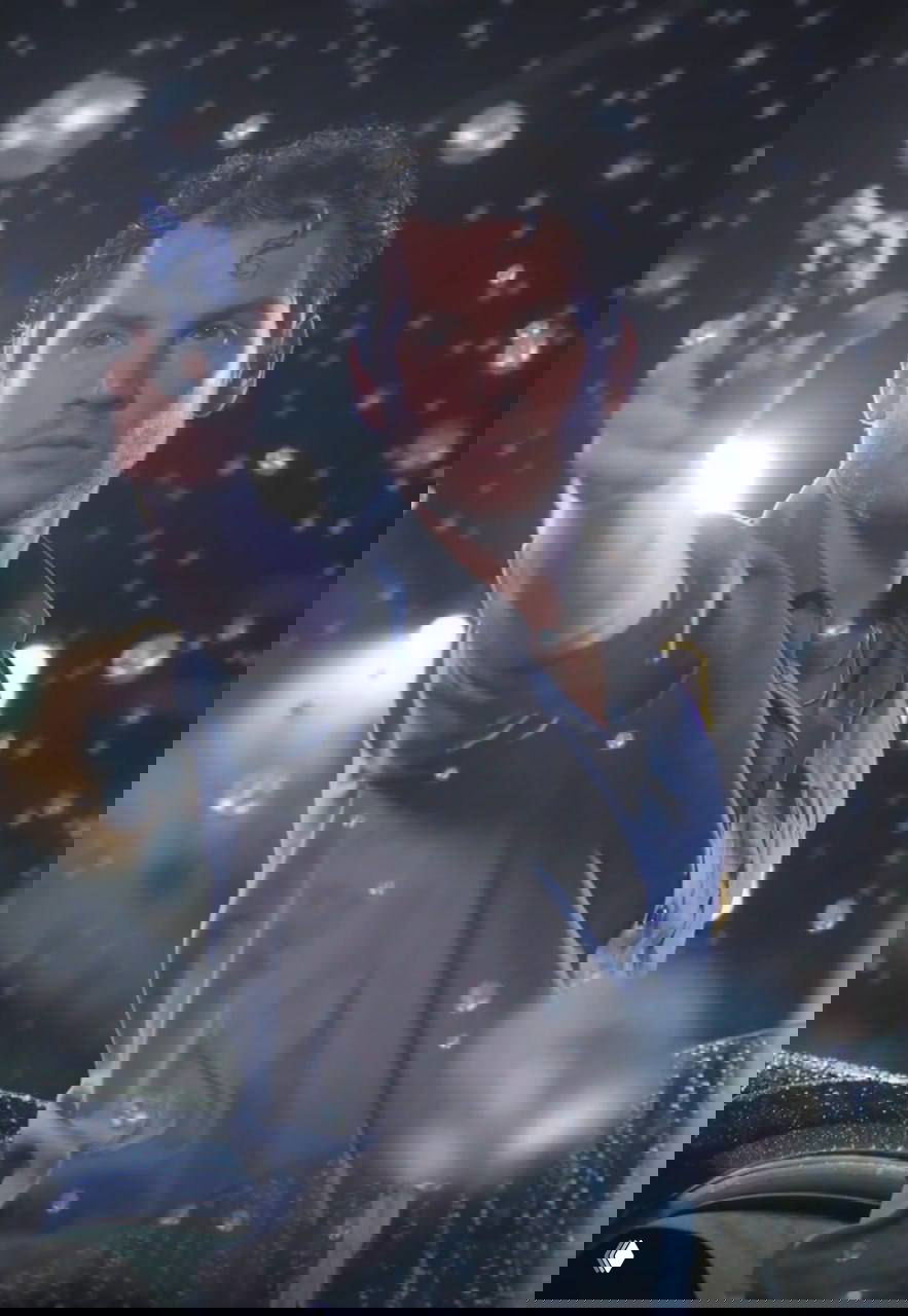 Мужчина выдвигает руку с пистолетом на фоне брызг воды; напряжённый вертикальный кадр триллера, контрастный элемент в подборке мини‑драм.