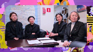 Четверо женщин за столом во время интервью в Москве: мастера и представители салона jennyhouse из Сеула обсуждают тренды k‑beauty и прически.