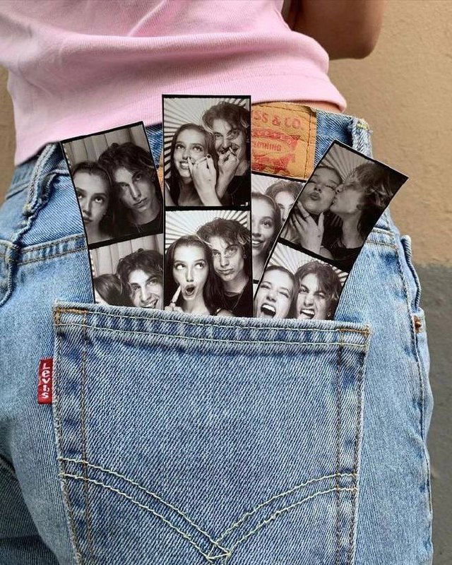 Искажённое изображение джинсовой ткани с коллажными фрагментами фотографий — идея для съёмки деталей и текстур с эффектом глитч.