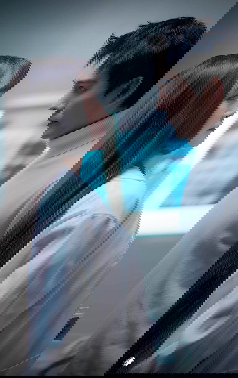 Кадр с двумя героями лицом к лицу в медицинской или лабораторной обстановке — напряжённая сцена в вертикальном формате между мужчиной и женщиной.