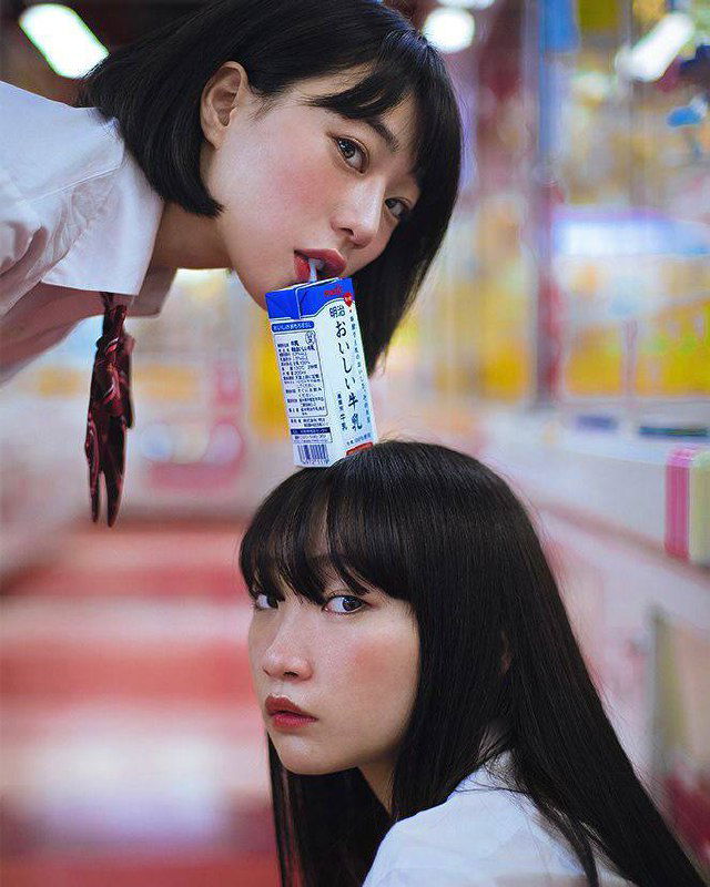 Коллаж и глитч: фрагменты лиц и цветные полосы перекрывают друг друга, экспериментальная эстетика для необычных лук‑фото и деталей.