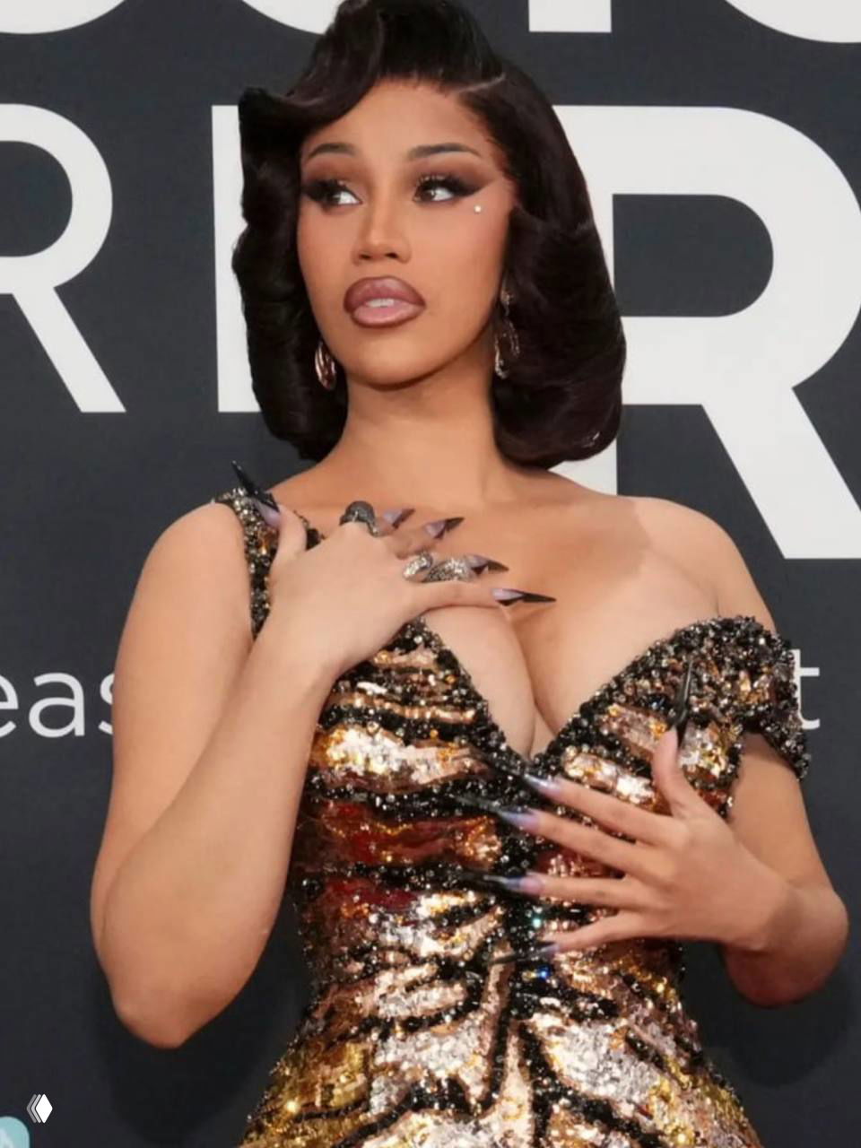 Карди Би раскритиковала власти за помощь арендаторам