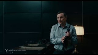 Кадр из промо‑сцен сериала «Холод»: мужчина в рубашке у винилового проигрывателя в тёмной комнате, драматичная подсветка.