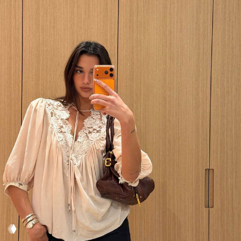 Групповое зеркальное селфи: в центре фигура с ярким нейл-артом, заметны разноцветные элементы и декоративные узоры на длинных ногтях.