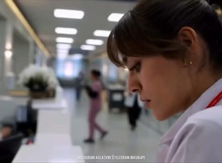Крупный план Сылы Тюркоглу в больничном коридоре из первого эпизода «Доктор в другой жизни», задумчивый профиль и медицинская обстановка.