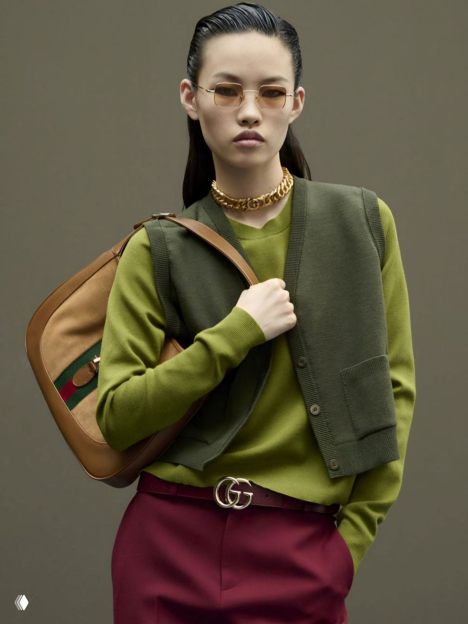 Студийный кадр: оливково‑зелёный джемпер и жилет в паре с бордовыми брюками и ремнём — идея офисного или повседневного образа с зелёным и бордо.