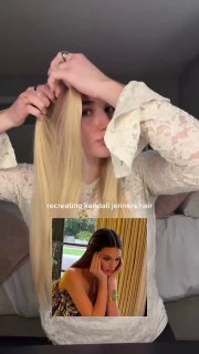 Женщина укладывает длинные светлые волосы; кадр показывает процесс укладки и небольшую вставку с референсным фото.