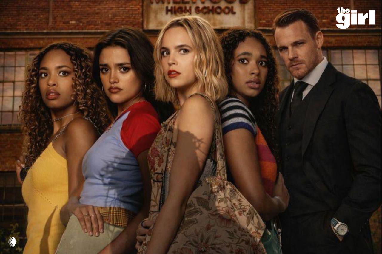 Портретная композиция четырёх молодых женщин и мужчины в костюме на фоне школьного фасада — стилистический постер подросткового мистического сериала.