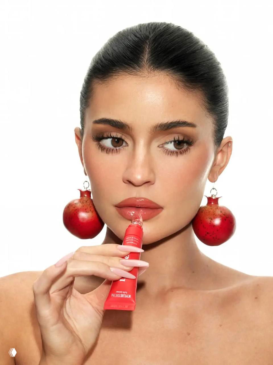 Кампейн Kylie Cosmetics: платье, украшенное семенами граната