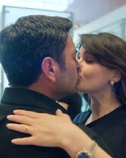 Интимный момент: поцелуй Альи и Джихана в интерьере, крупный план их лиц и рук, выражение нежности на лицах.