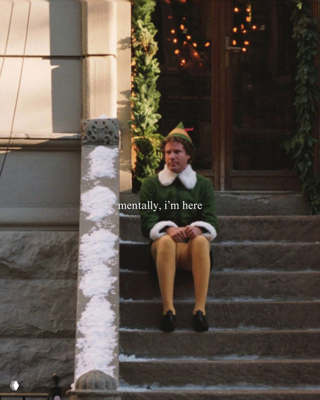 Кадр из «Гринч — похититель Рождества»: персонаж в зелёном костюме сидит на ступеньках в зимнем городе, тихая задумчивая сцена.