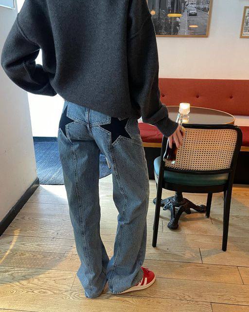 Джинсы со звездочками на задних карманах