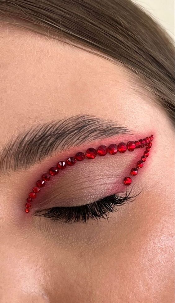 Идея макияжа на 14 февраля: стразы и сияние