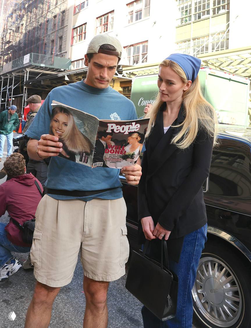 Папарацци: актеры обнимаются на улице рядом с собакой, кэжуал‑луки и расслабленная городская сцена съемок сериала