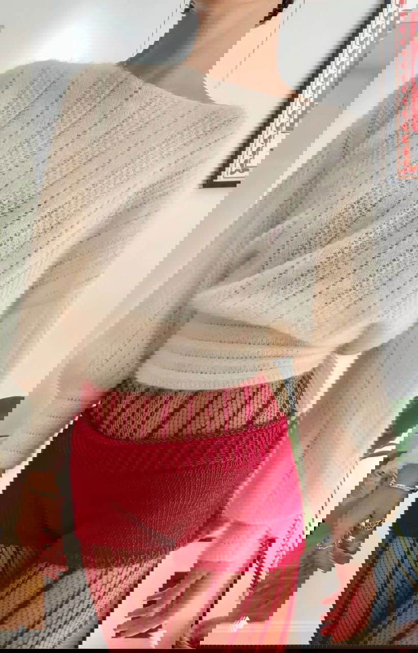 Полутон: светлый пушистый свитер сочетается с красными трикотажными шортами и ажурными колготками — текстуры и слои для уютного, но смелого образа.