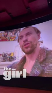 Кадр с большого экрана: Метин Акдюльгер записал видеопривет, обращается к российской фан‑базе и произносит новогоднее пожелание на русском языке.