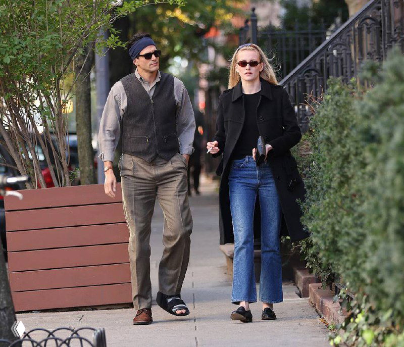 Искажённое либо повреждённое изображение: заметны смещения пикселей и артефакты, фрагменты уличной сцены и силуэты людей