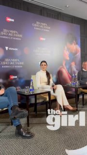 Фото с пресс‑конференции фильма: Ханде Эрчел в светлом костюме на панеле, рядом видны логотипы и баннер с названием картины.