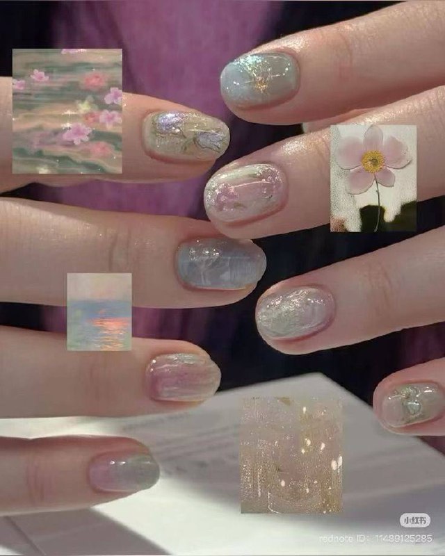 Фотография рук с мультицветным нежным маникюром: прозрачные слои, перламутр и лёгкие цветочные акценты на коротких ногтях.