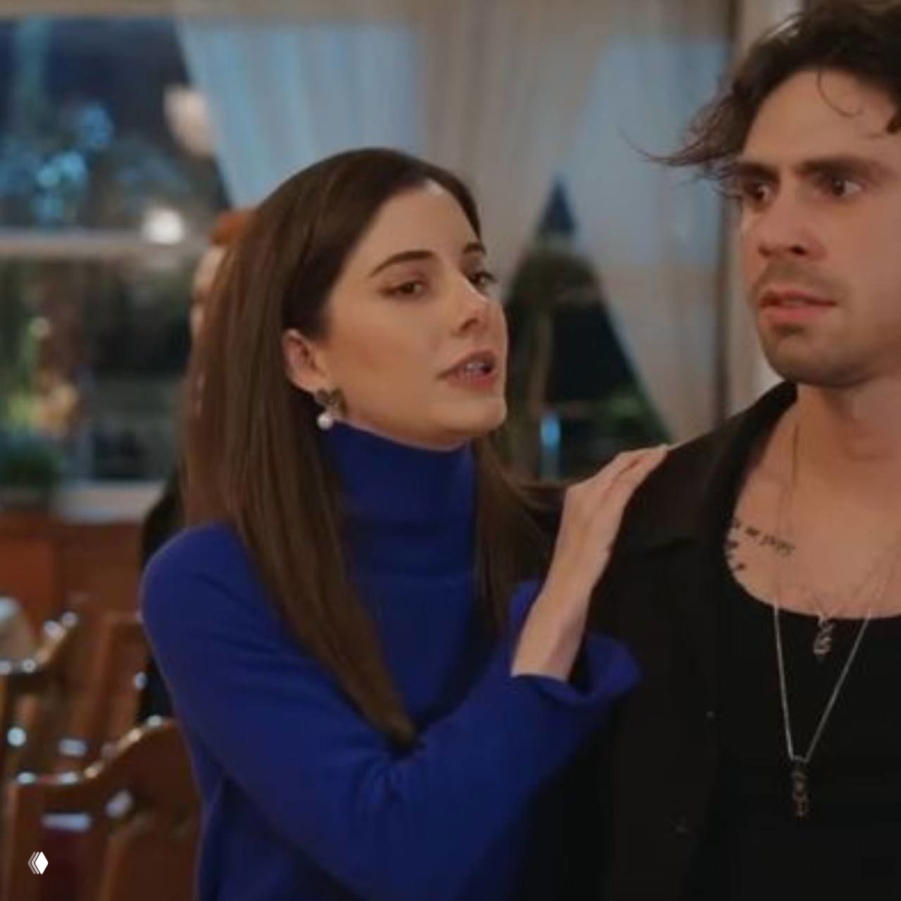 Крупный план двух героев в драматичной сцене: женщина успокаивает или разговаривает с мужчиной, проявляются эмоции и напряжение.