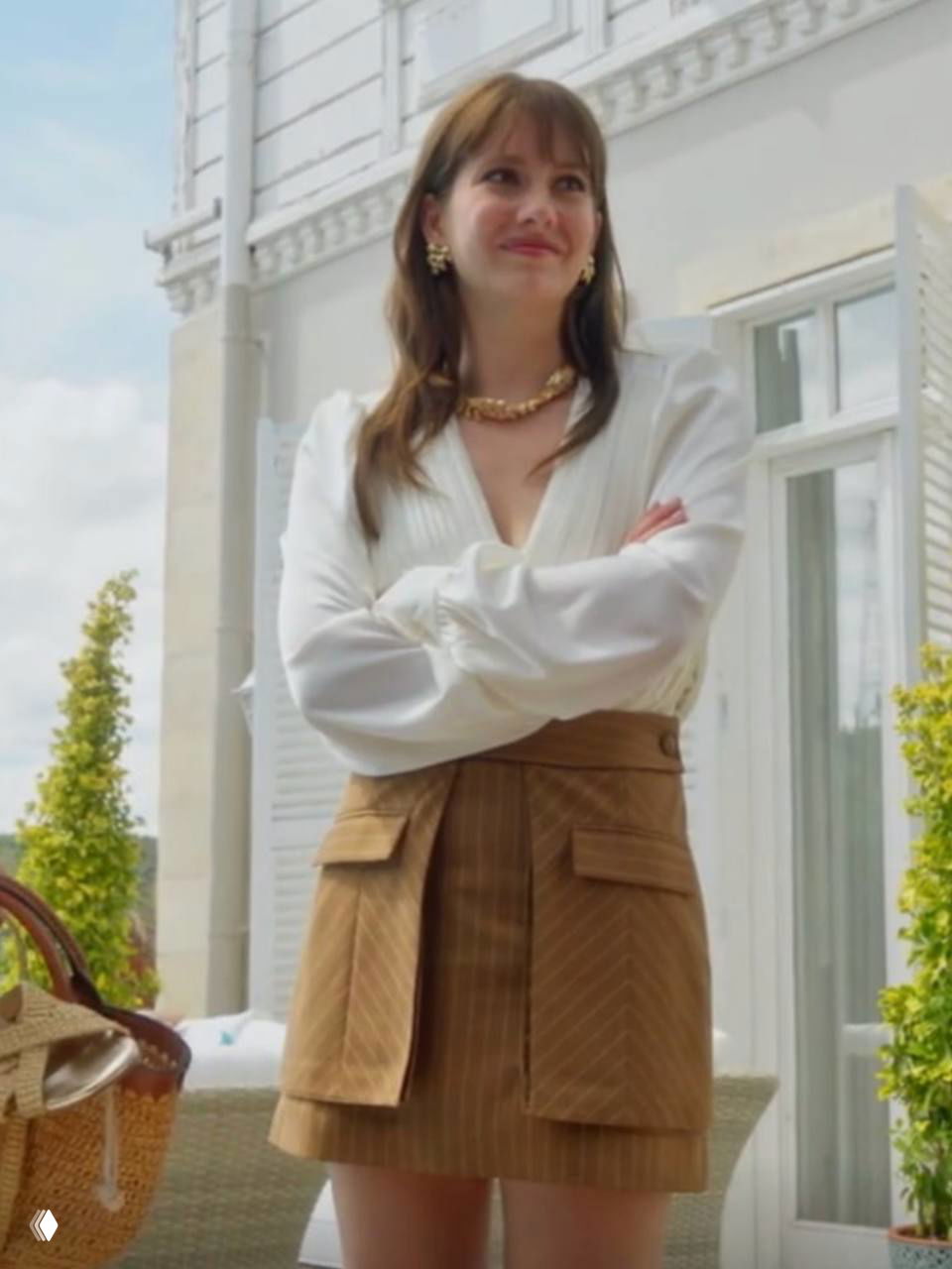 Полный рост героини Берил: белая блуза и коричневая мини-юбка с накладными карманами — сочетание мягкой блузы и структурной юбки.