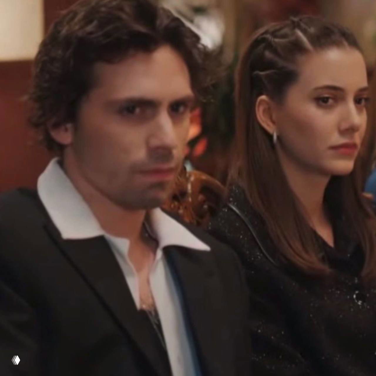 Крупный план мужчины с задумчивым выражением лица, кадр передаёт внутреннюю борьбу персонажа и драматичность момента в сюжете.