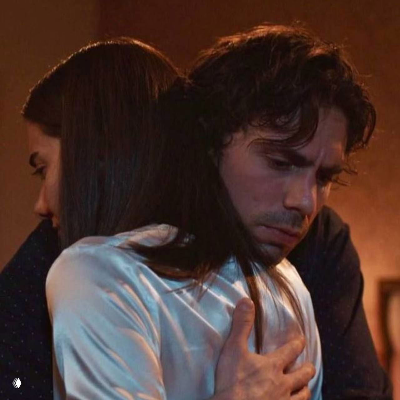 Два персонажа обнимаются в тёплом освещении, в кадре видна растерянность и утешение одновременно — эмоциональная кульминация сцены.