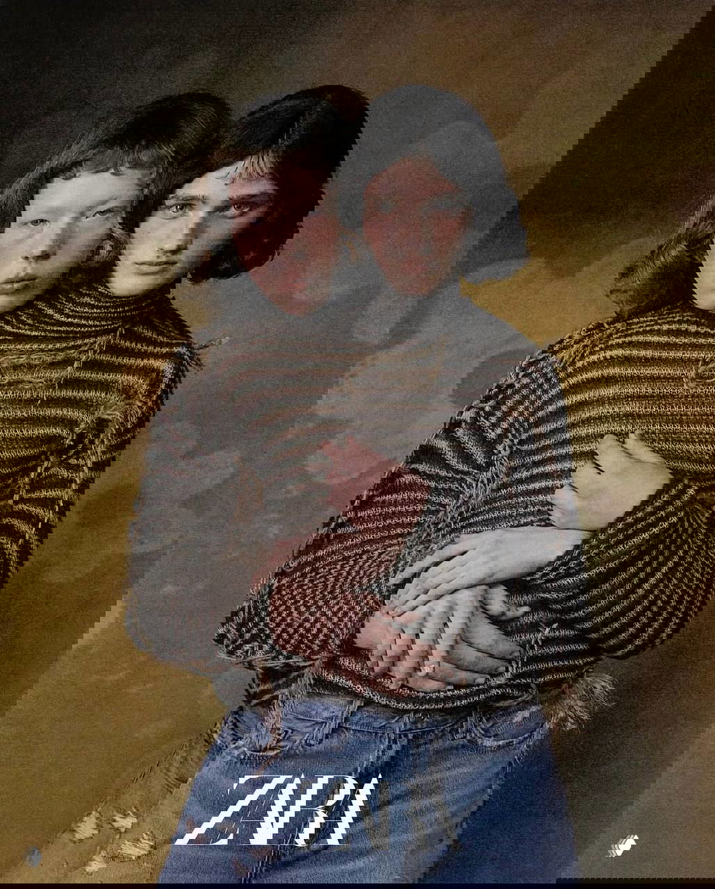 Двойной портрет в кампейне Zara: два человека в тесном объятии, текстурный свитер и джинсы, композиция вызывает чувство тревожной близости и художественной сценографии.