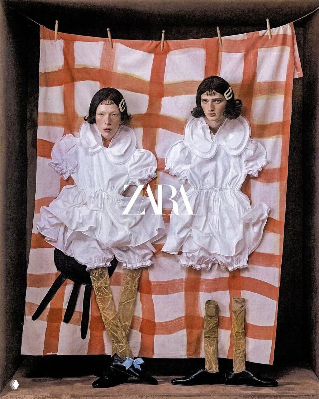 Ретро-стилизованный кадр из кампейна Zara: две модели в нарядах в стиле кукольной эстетики на фоне клетчатой ткани, логотип ZARA в центре кадра.