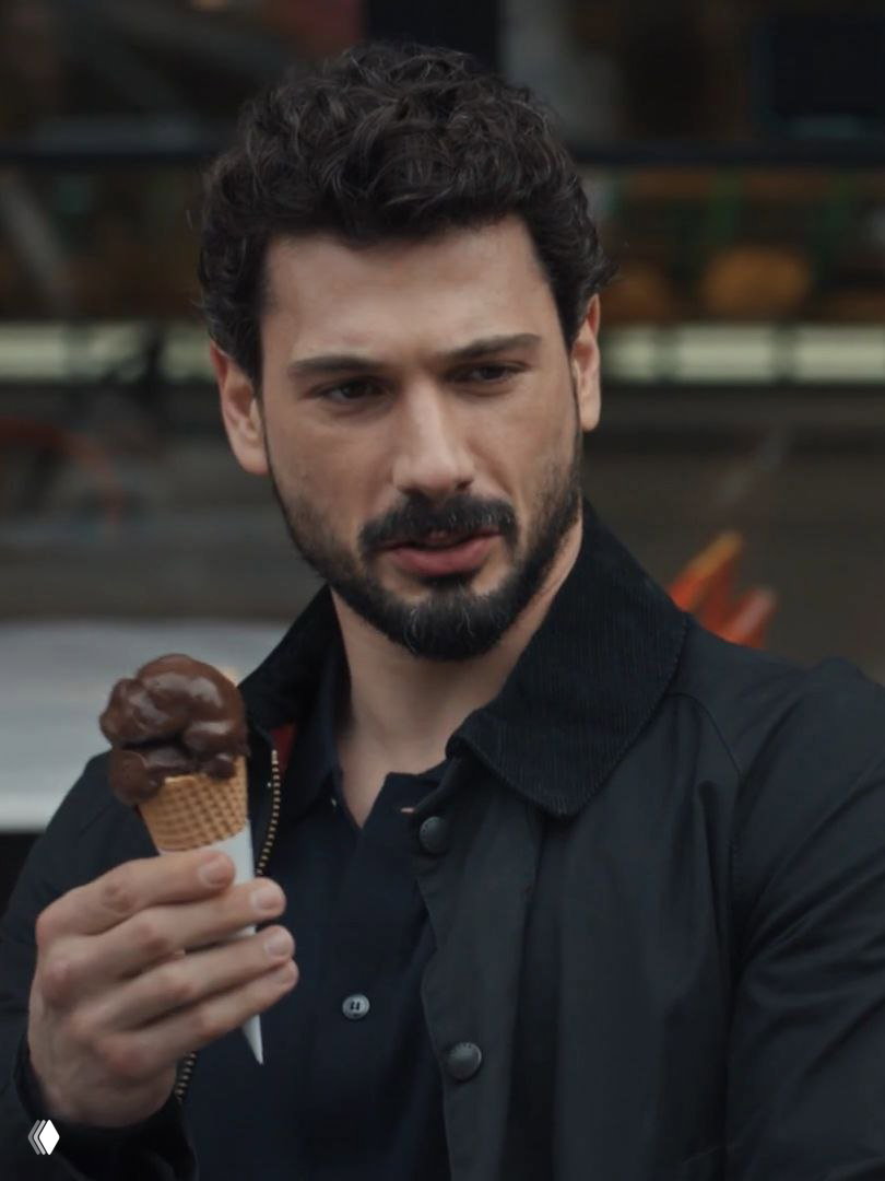 Крупный план второго героя сериала с рожком мороженого в руке, задумчивый взгляд — момент подчёркивает иронию новой редакции сцены.