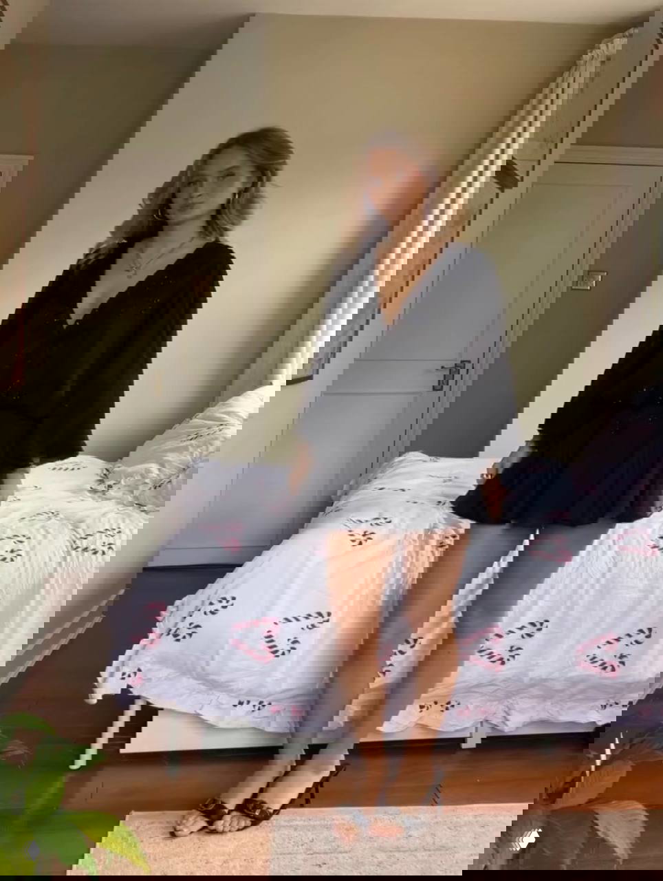 Малин в коротком чёрном платье с объёмными рукавами и декольте — мини-образ с украшениями и высокими каблуками для вечеринки.