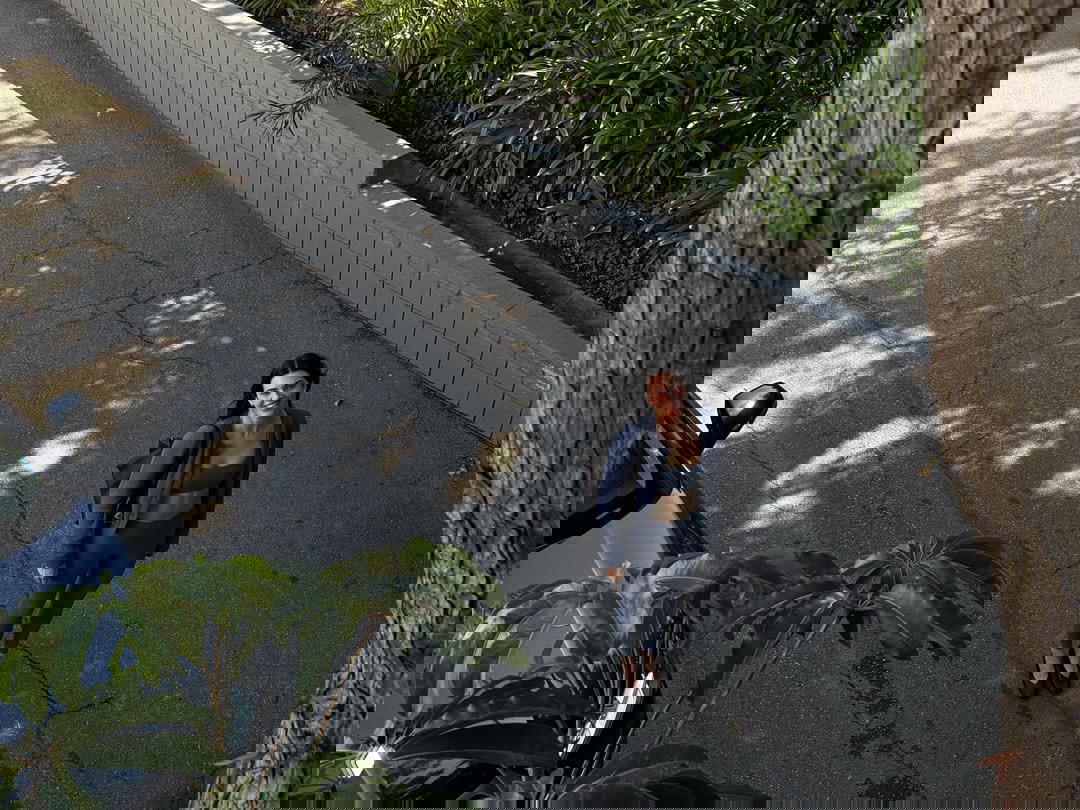 Искажение изображения: фрагмент тренировки в помещении с акцентом на посадку и нижнюю часть тела, видны линии пола и световые отражения.