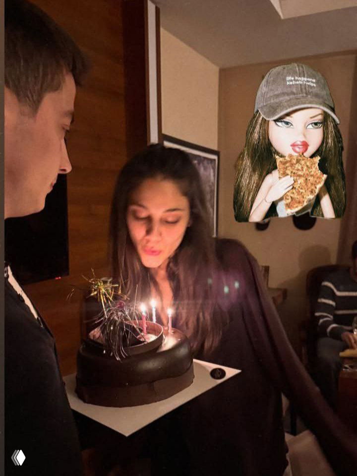 Дилин Дегер задувает свечи на торте на вечеринке, рядом Атакан Озкая; фото подчёркивает праздничную и интимную атмосферу мероприятия.