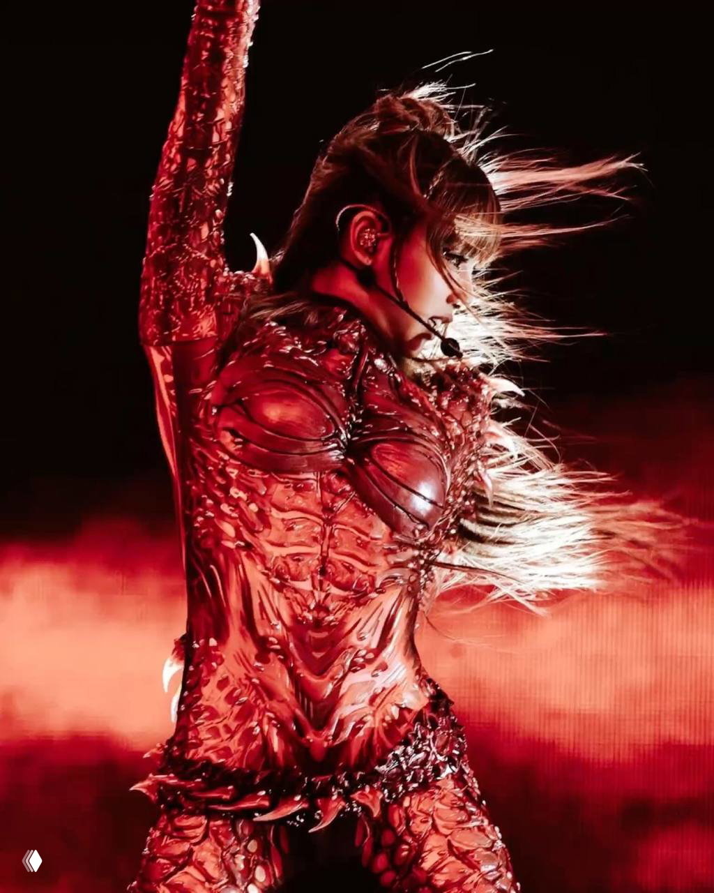 Исполнительница на сцене в сложном красном костюме: крупный план во время номера, интенсивное красное освещение и театральный образ.