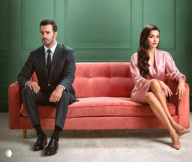 Промопостер турецкой адаптации: двое актёров в элегантной одежде сидят на розовом диване на фоне зелёной стены — кадр для рекламного материала сериала.