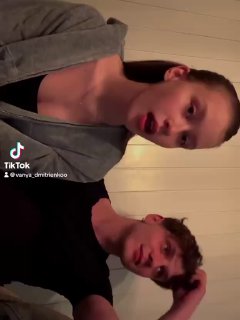 Кадр из архивного ролика с вертикальной записью, на котором рядом сидят Ваня Дмитриенко и Аня Пересильд, виден логотип TikTok и разговорный момент.