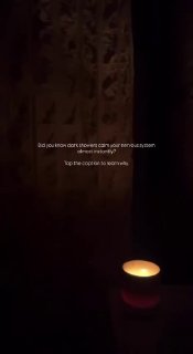 Кадр тёмного душа с занавеской и свечой: мягкое красно-оранжевое свечение, наложенный текст и интимная атмосфера ванной комнаты.