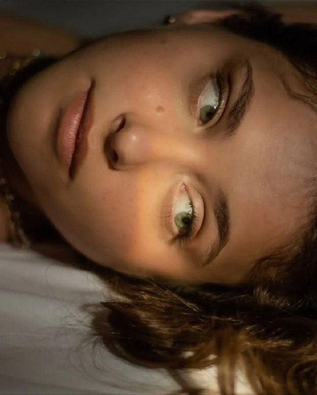 Крупный план лица Николь Уоллес в задумчивом кадре: эмоциональная крупная сцена или арт-кадр с мягким светом, акцент на глаза и мимику.