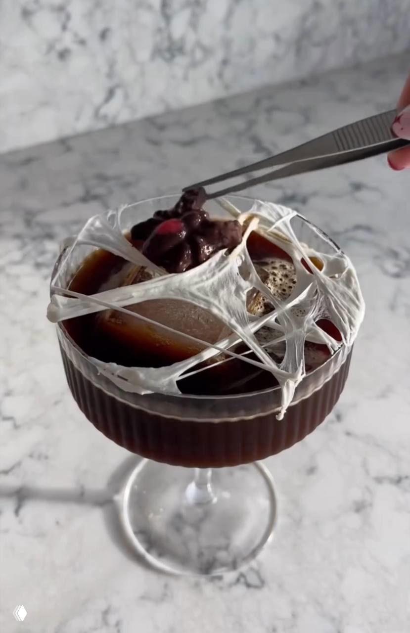 Сладкая паутина для хэллоуинского кофе