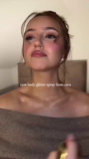 Кадр с девушкой: лицо и декольте, покрытые сияющим шиммером и блёстками, демонстрация эффекта для праздничного макияжа и тела.