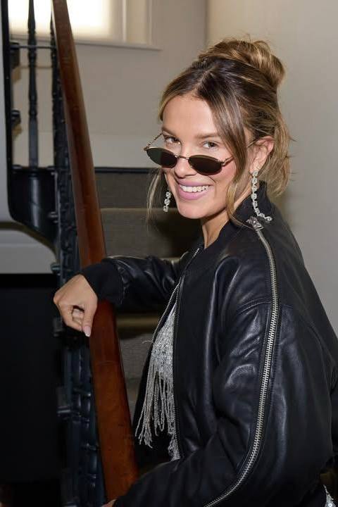 Небрежный пучок в стиле Милли Бобби Браун