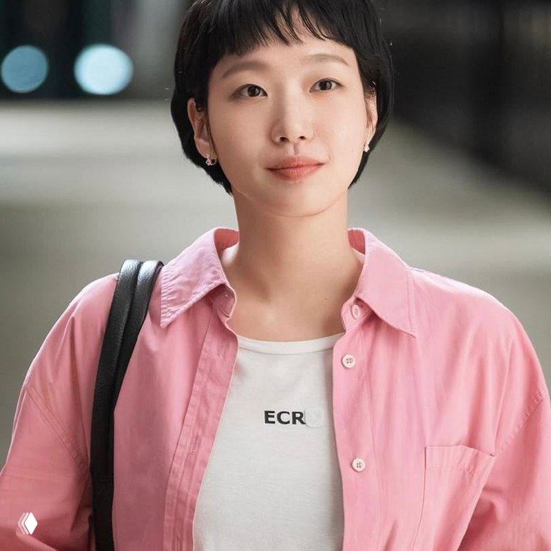 Портрет актрисы в розовой рубашке и белой футболке, мягкий размытый фон — кадр персонажа из предстоящей дорамы весной 2026.