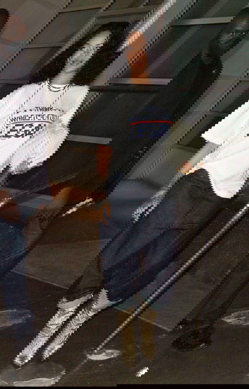 Рианна в повседневном образе выходит на улицу: фото певицы в футболке и мешковатых джинсах, сопровождающее новость.