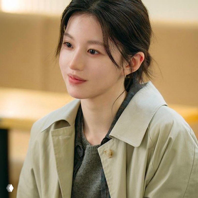 Крупный план молодой женщины с естественным макияжем в повседневной одежде — промо-фото героини одной из апрельских дорам.