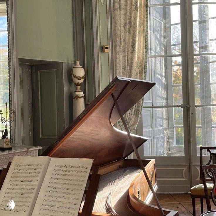 Рояль у большого окна в классическом интерьере: ноты на подставке, мягкий дневной свет и элегантная атмосферная сцена.