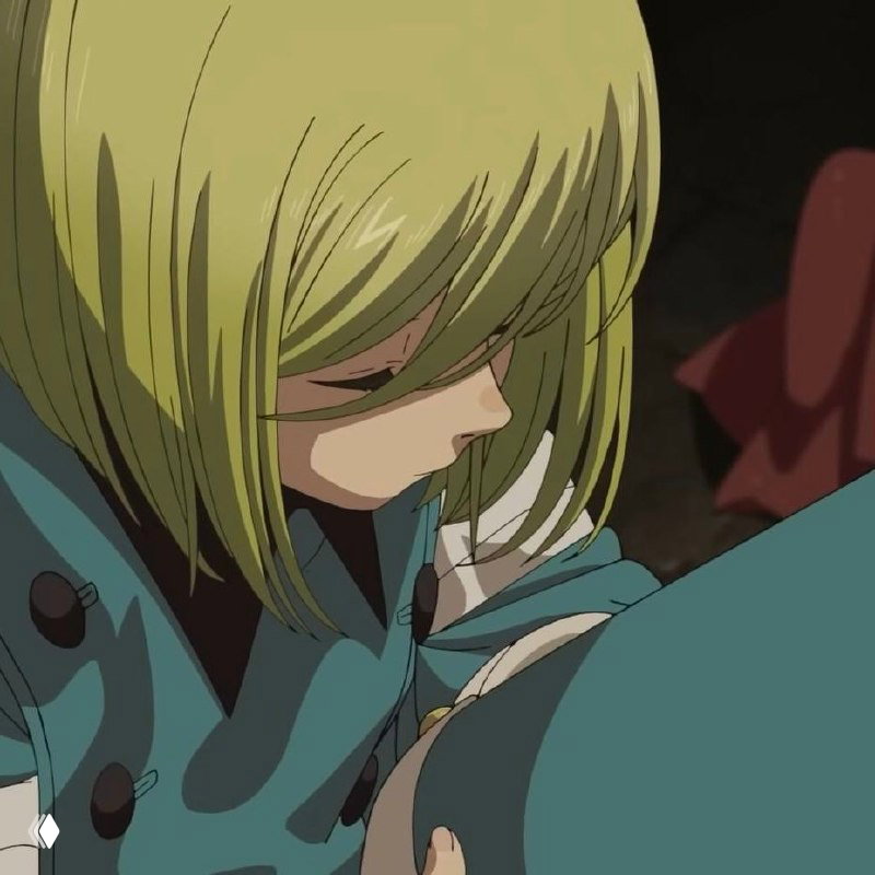 Кадр аниме: бледноволосый персонаж в плаще наклонился, мрачная атмосфера и выразительная тень — фрагмент из ожидаемого аниме.