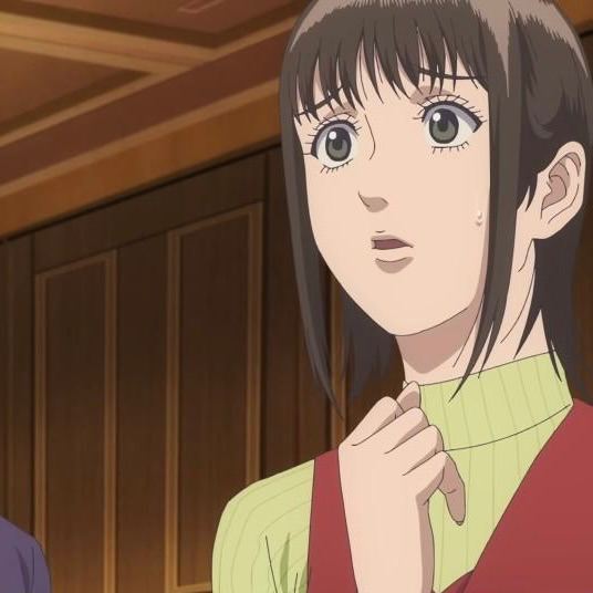 Кадр аниме: удивлённая девушка в свитере и светлой комнате, классический стиль анимации — иллюстрация одной из премьер апреля.